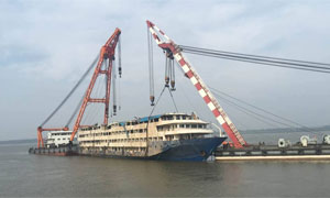 “东方之星”被拖离事发水域