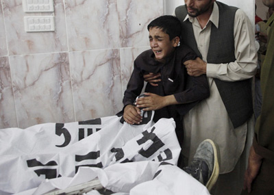 男孩与哥哥做最后的告别