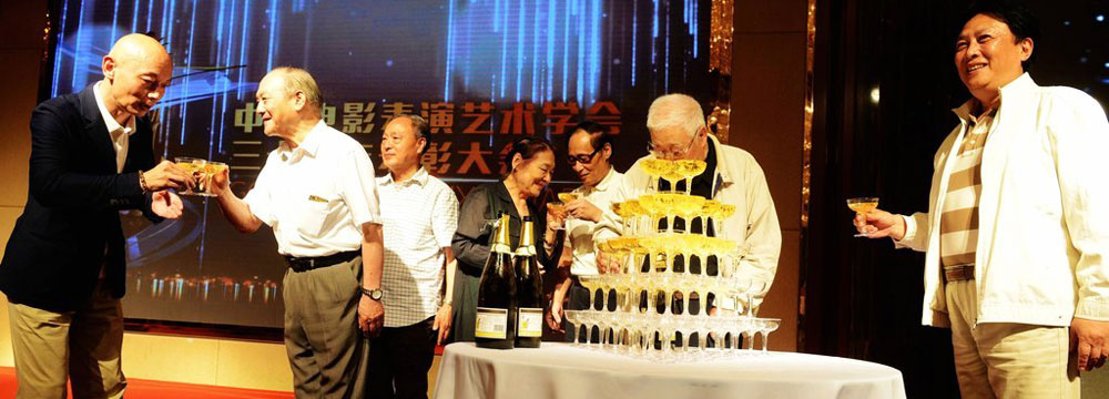葛优担任电影艺术学会长 怵发言频挠头 