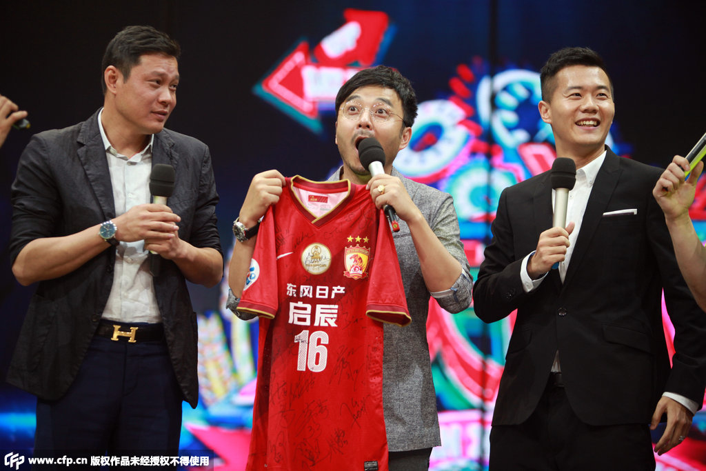 范志毅黄博文录制《天天向上》 新老国脚PK乒