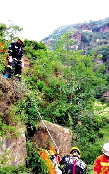 河南：女驴友失足从20米山崖坠落 被困山腰13小时(图)