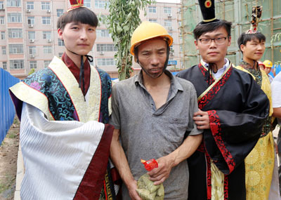 6名大学生扮“屈原”喂农民工吃粽子