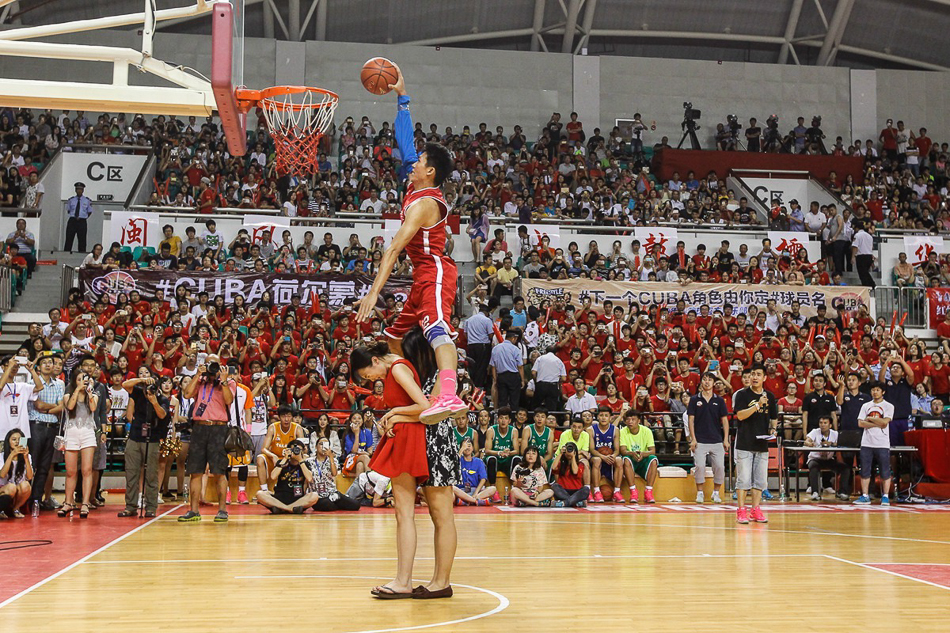 云南财大学生蝉联CUBA扣篮王 飞跃两位美女
