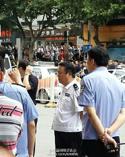 武汉近千名专车司机聚集反对钓鱼执法