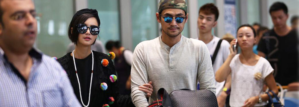  张歆艺袁弘度假归来 甜蜜挽手现身机场  