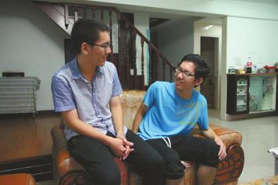 冯丹,冯青两兄弟昨晚在攀枝花家中接受记者采访.