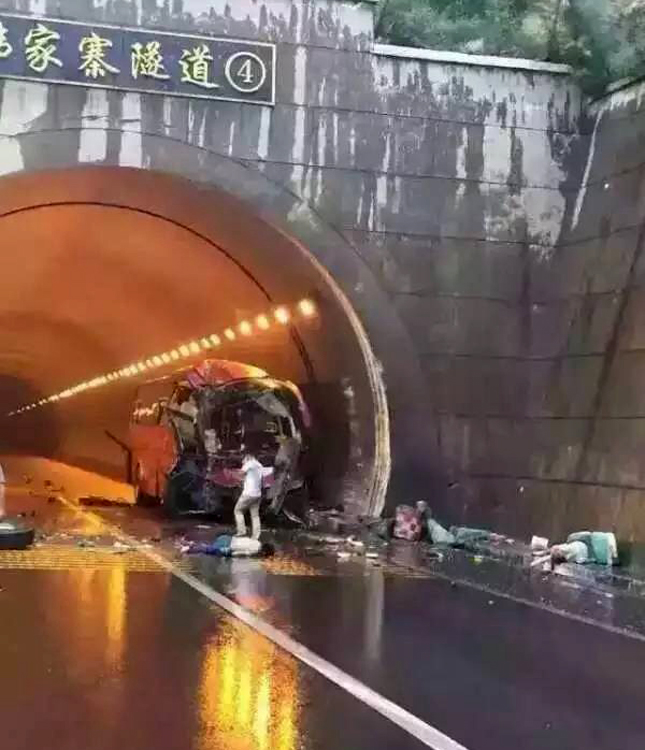 客车撞高速路隧道墙壁致2死20伤(组图)