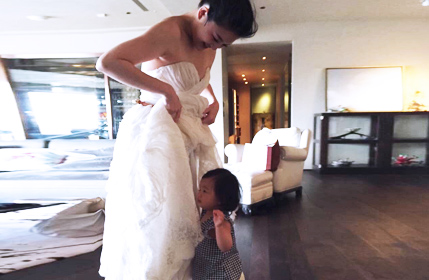  大S女儿钻妈妈裙底“躲猫猫”