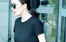 杨幂黑衣现身上围傲人