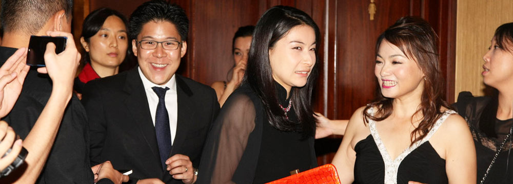 郭晶晶穿黑色“贵妇装” 挽霍启刚出席慈善晚宴