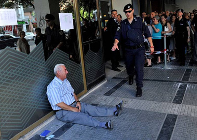 77岁希腊老人领不到退休金为国恸哭