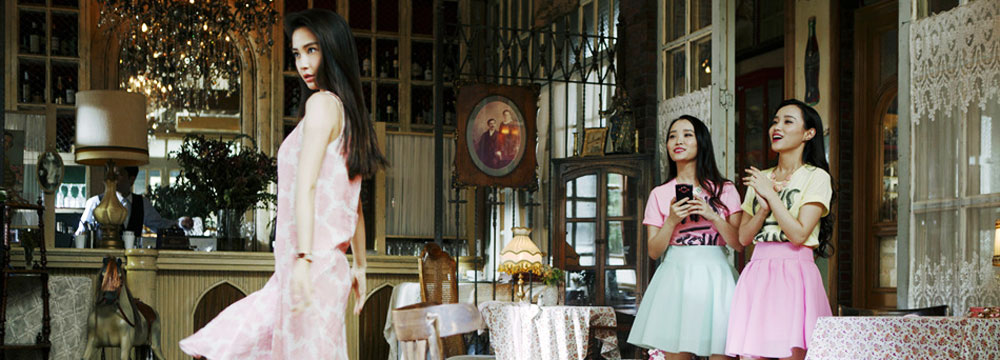 《新娘大作战》曝“女王大人”海报 杨颖倪妮女王争霸