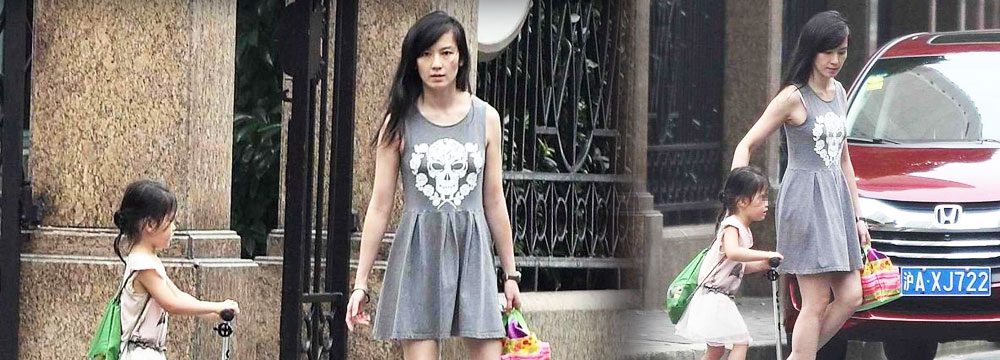 林熙蕾素颜陪女儿上街 不修边幅