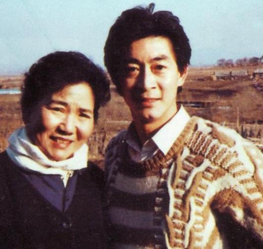 六小龄童发旧照悼念赵丽蓉辞世十五周年图