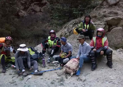 9位老人一起骑车去西藏