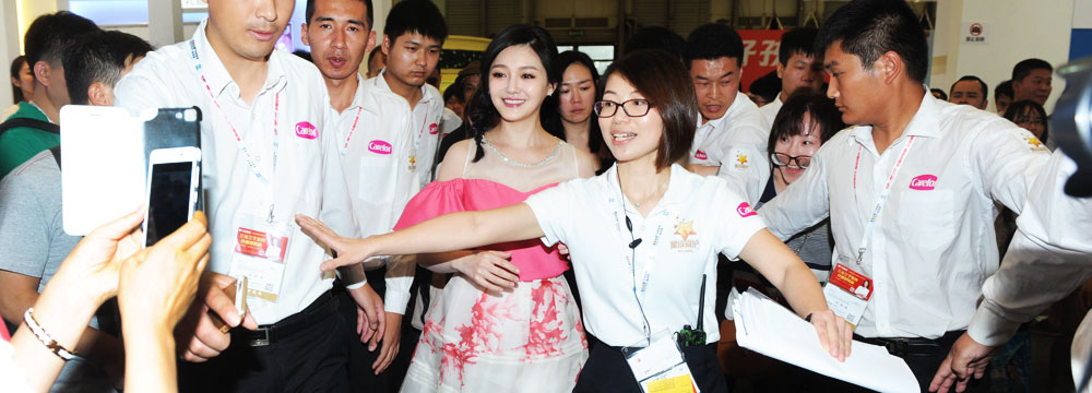 大S上海捞金遭围堵 略带婴儿肥俏皮可爱 