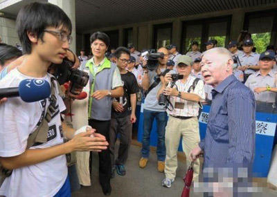 台湾退伍老兵与反课纲学生对呛
