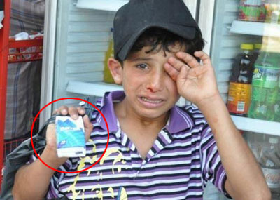 叙利亚难民男孩街头卖纸巾被暴打