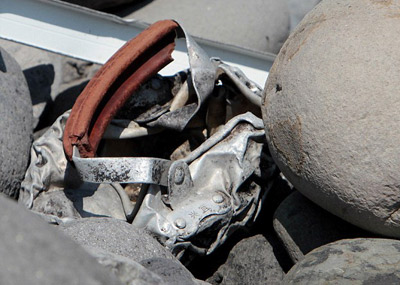 疑似马航MH370金属残片被发现 写有中文