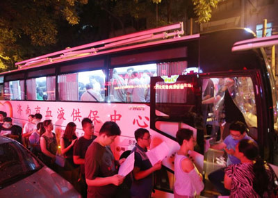 数百市民排队为孕妇献血致交通堵塞