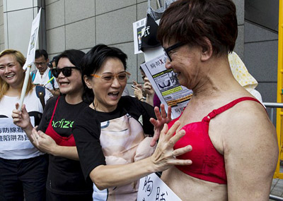 香港百余男女“胸罩示威”现场