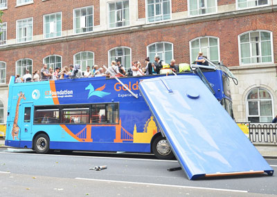 巴士车顶被掀翻一幕