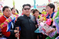 金正恩新造型亮相 戴深色眼镜亲迎女足