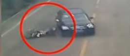 女子骑摩托摔倒头部遭碾压 数秒后自行坐起