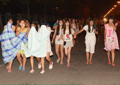 天津连环爆炸现场：避险的民众