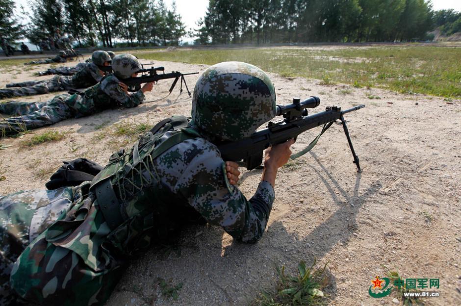 解放军边防神枪手苦练射击