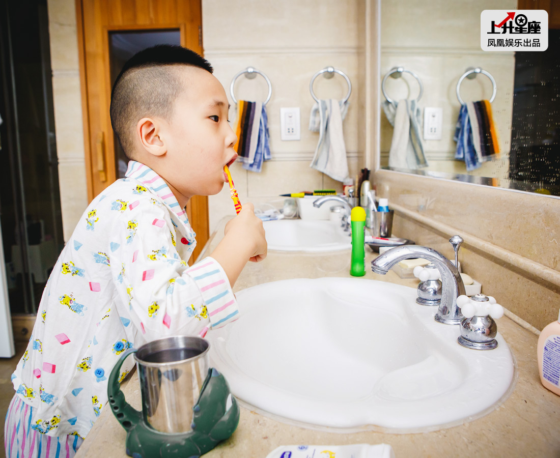 8月8日上午，凤凰娱乐记者来到演员林永健的家，儿子林大竣早早起来开始刷牙，动作还丝毫不马虎，完全不需要爸爸妈妈的帮忙。