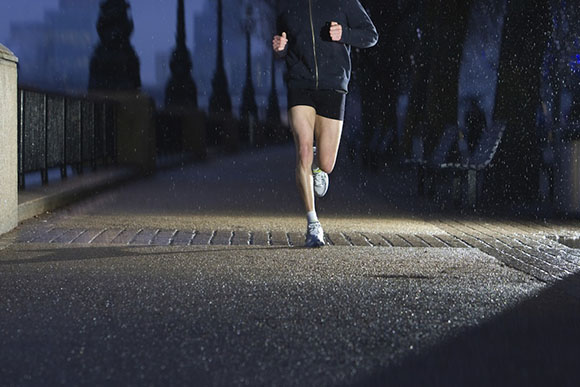 夜晚跑步减肥7法则 饮食补水与时间缺一不可|跑