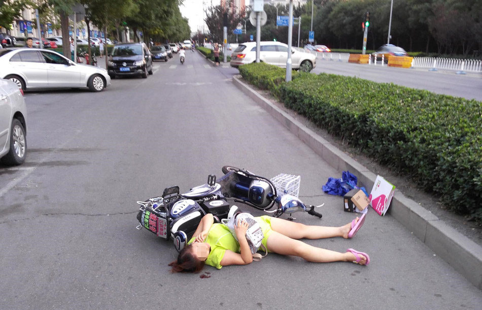 北京骑车女子被风吹倒无人施救