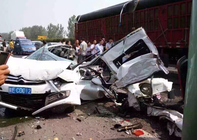 京昆高速路8车连撞 致两死多伤