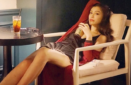 葛天晒长腿美照露笑颜