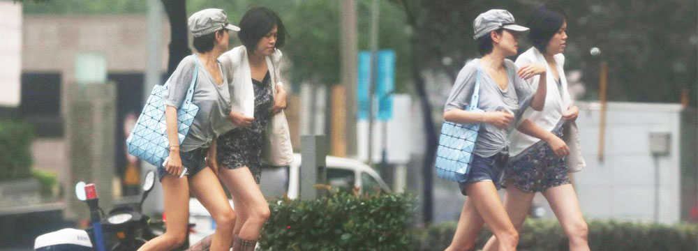 美腿修长！马伊琍穿热裤与好友逛街