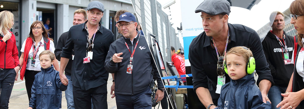 龙凤胎儿子帅帅哒！皮特携子现身赛场