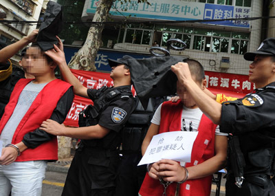 特警押盗抢嫌犯上街供市民指认