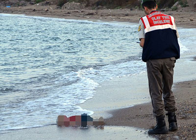 他不是唯一一个死在海滩上的孩子