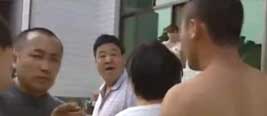 实拍女村主任掌掴举报村民 带70人闹事反被吓跑