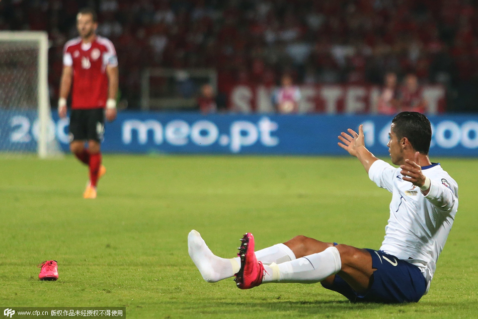 事事不顺!C罗哑火球鞋被踩掉无理会 葡萄牙补