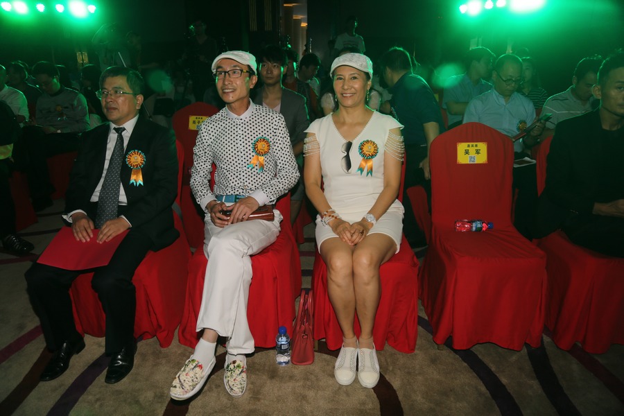 巩汉林转型影视投资人拍电影 妻子金珠到场助阵