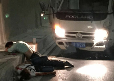 货车高速爆胎 两人从挡风玻璃甩出