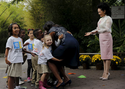彭丽媛与米歇尔为熊猫幼崽命名