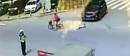 小孩从自行车后座掉落遭碾轧 女交警被吓连连后退