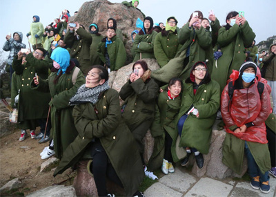 这不是难民 是泰山上等日出的游客