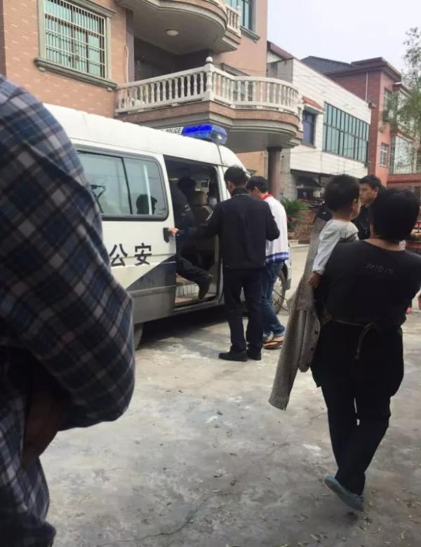 警方带犯罪嫌疑人指认现场 原标题:遭一男子强奸未遂后被掐死,浙江