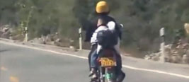 实拍广西一老太驾摩托狂奔 身后绑酣睡小孙子