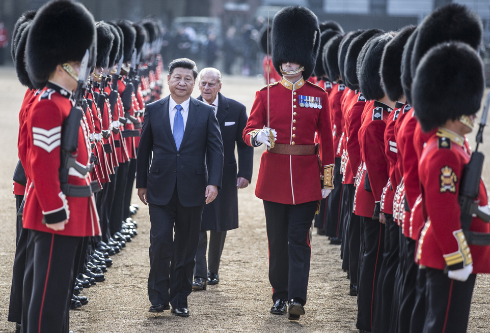 习近平在菲利普亲王的陪同下检阅英国皇家护卫队。