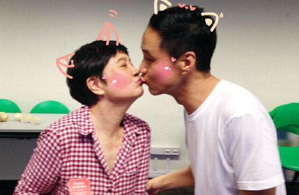 萌萌哒！冯远征为爱妻庆生送热吻